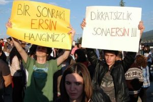 &Uuml;niversiteliler yolu ulaşıma kapattı