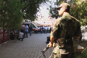 Virajı alamayan arazi aracı takla attı
