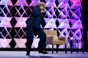 Hillary Clinton'a ayakkabı fırlatıldı
