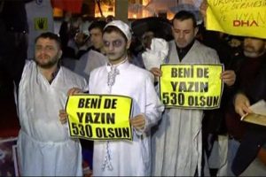 BM binası &ouml;n&uuml;nde darağacını yaktılar
