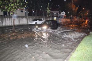 İzmir'i sağanak vurdu