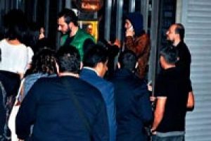 Şehzade arkadaşları sayesinde mekana girdi...