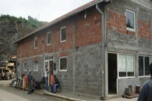Toplu mezar &uuml;zerine yapılan bina yıkılıyor