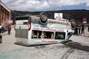 Diyaliz hastalarını taşıyan minib&uuml;s ters d&ouml;nd&uuml;