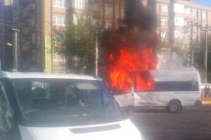 İlkokul &ouml;ğrencisine &ccedil;arpan minib&uuml;s ateşe verildi