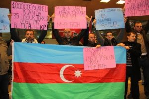 Havalimanındaki Uygur T&uuml;rk'lerine destek
