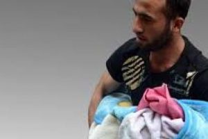 Kan donduran olay! Emekleyerek evden &ccedil;ıkınca...