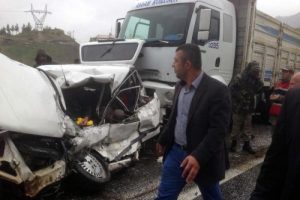 Otomobil kamyonun altına girdi