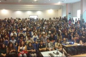 200 kişilik amfiye 450 &ouml;ğrenci girerse