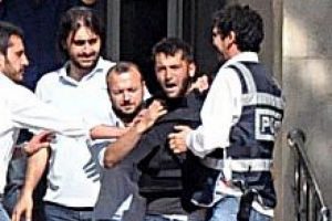 Kan donduran ifade! Ablasına diz &ccedil;&ouml;kt&uuml;r&uuml;p...