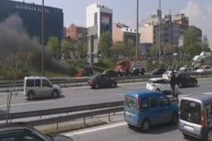 TEM'in ortasında yanan arabasını g&ouml;r&uuml;nt&uuml;ledi