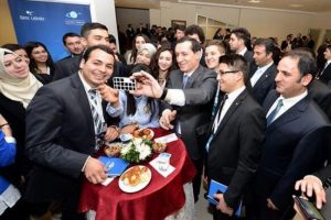 Başbakan Yardımcısı İşler'den selfie pozu