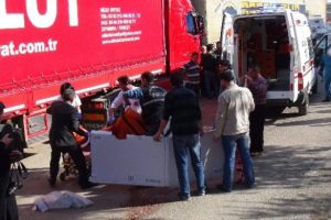 Karşıdan karşıya ge&ccedil;mek isterken kamyonun altında kaldı