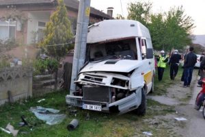 Minib&uuml;s kazası ve iki yaralı