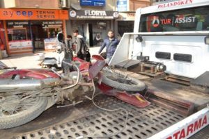 Bursa'da motosiklet s&uuml;r&uuml;c&uuml;s&uuml; d&uuml;kkana b&ouml;yle daldı!