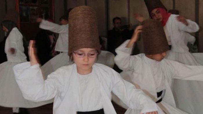 Kız semazenlere m&uuml;ft&uuml;l&uuml;kten izin &ccedil;ıkmadı