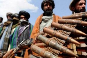 Taliban b&ouml;l&uuml;nd&uuml;! İ&ccedil; &ccedil;atışma b&uuml;y&uuml;yor!