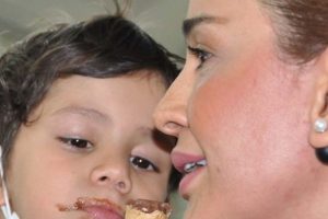 Emel Acar k&uuml;&ccedil;&uuml;k Deniz'i uğurladı