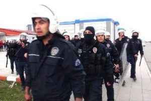&Uuml;niversitede tehlikeli gerginlik! &Ouml;ğrenciler birbirine girdi!