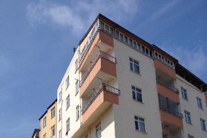 Balkondan d&uuml;şen &ccedil;ocuk hayatını kaybeti