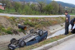 Otomobil su kanalına d&uuml;şt&uuml;
