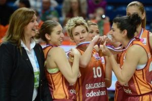Galatasaray'da şampiyonluk sevinci s&uuml;r&uuml;yor