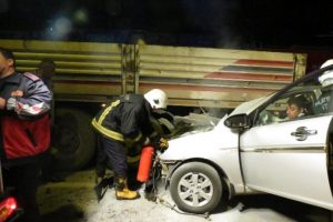 Otomobil TIR'ın altına girdi: 1 &ouml;l&uuml;, 1 yaralı