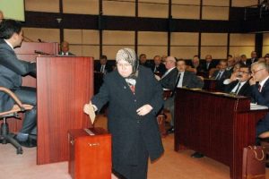 Şalvarlı başkan kıyafet değiştirdi