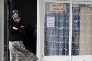 &Ccedil;ocuk gelin 6 erkek rakibini solladı