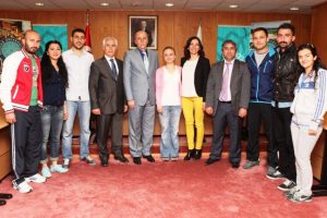 Nil&uuml;fer sokakta &ccedil;alışan &ccedil;ocukları kucakladı