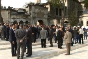Eski vekilin eşi ve kızına son veda