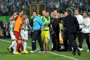 Bursaspor ile Galatasaray ma&ccedil;ında gerginlik