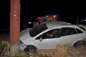 Otomobil beton direğe &ccedil;arparak durabildi