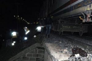Sudan ka&ccedil;arken trenin altında kaldılar