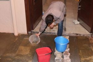 Kanalizasyon suyu daireyi bastı