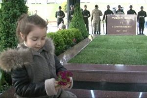 Torunundan Turgut &Ouml;zal'a &ccedil;i&ccedil;ek