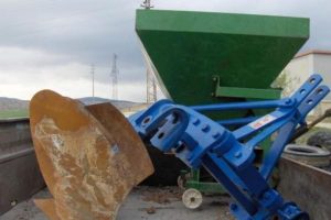 Tarım aletlerini &ccedil;alıp hurda fiyatına sattılar