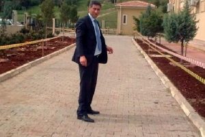 Kız &ouml;ğrencinin yanında 'niye oturdun' dayağı