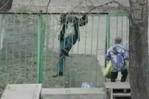 Alkoll&uuml; adam komik hallere d&uuml;şt&uuml;!