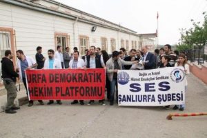 Sağlık&ccedil;ılar g&ouml;revi başında &ouml;len meslektaşlarını andı!