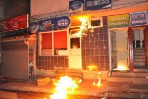Kadın garson &ccedil;alıştıran birahaneye saldırı