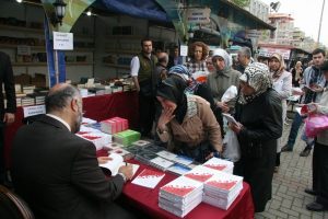 Bursa M&uuml;ft&uuml;s&uuml; kitap ve Cd'lerini imzaladı