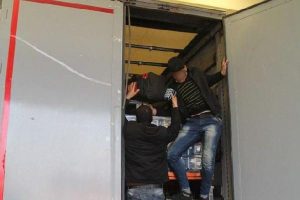 TIR dorsesinden 8 ka&ccedil;ak &ccedil;ıktı