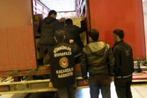 TIR dorsesinden 8 ka&ccedil;ak &ccedil;ıktı!