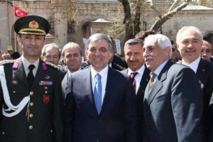 G&uuml;l Cuma namazını tarihi camide kıldı