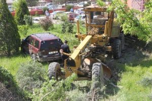 Ara&ccedil;ları bi&ccedil;ti ardından bah&ccedil;eye d&uuml;şt&uuml;