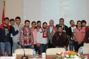 Balıkesirspor'a &ouml;ğrencilerden moral