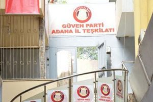 Parti binasına kumar baskını