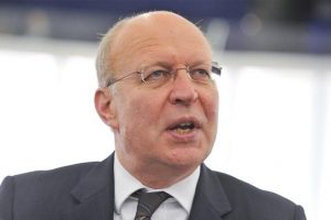T&uuml;rk Bakan'a &ouml;nce hakaret etti sonra d&uuml;zeltti