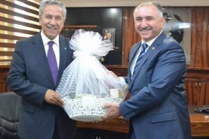Arın&ccedil; Bursa'da demokrasinin &ouml;nemine dikkat &ccedil;ekti